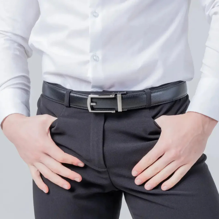 Pantolonla takılmış siyah deliksiz otomatik erkek kemer